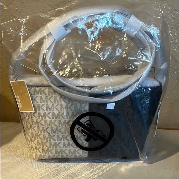 Michael Kors White and Black Women's Bag - Picture 1 of 4
